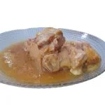 Manitas de cerdo en salsa
